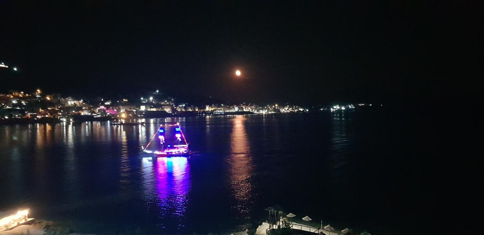 Limani Luxury Apartments Beachfront Sarandë Rum bild